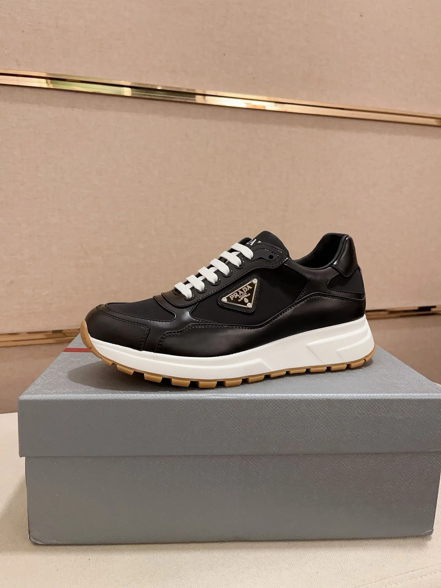 Men's Men's Shoes 💰 580💰 ✔️✔️✔️High-quality new PRADA (Prada) counters are launched simultaneously. The new men's shoes and 😘fabric are made of selected first-layer cowhide and technological glue-spraying technology. Lining: Full cowhide lining. 👍🏿High-end☄️Open-molded non-slip rubber outsole, exquisite lines, simple and elegant, comfortable and high-end for leisure travel. Code number: 38 to 44 (can be customized to 45, non-refundable!